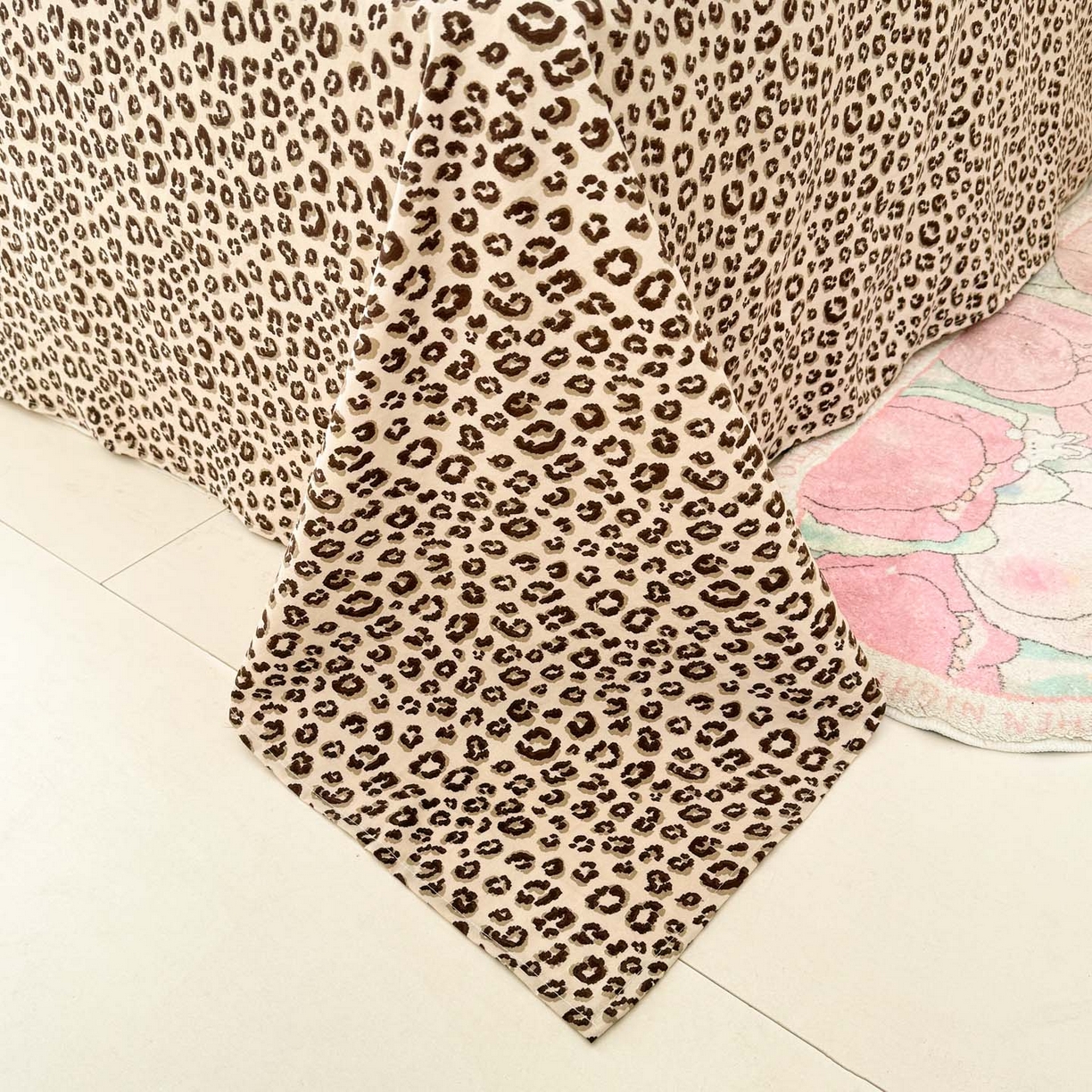 91家纺网 家纺一手货源 找家纺 三朵家纺 2026春夏新款云柔棉水洗棉毛巾绣四件套 蝴蝶结小猫-豹纹