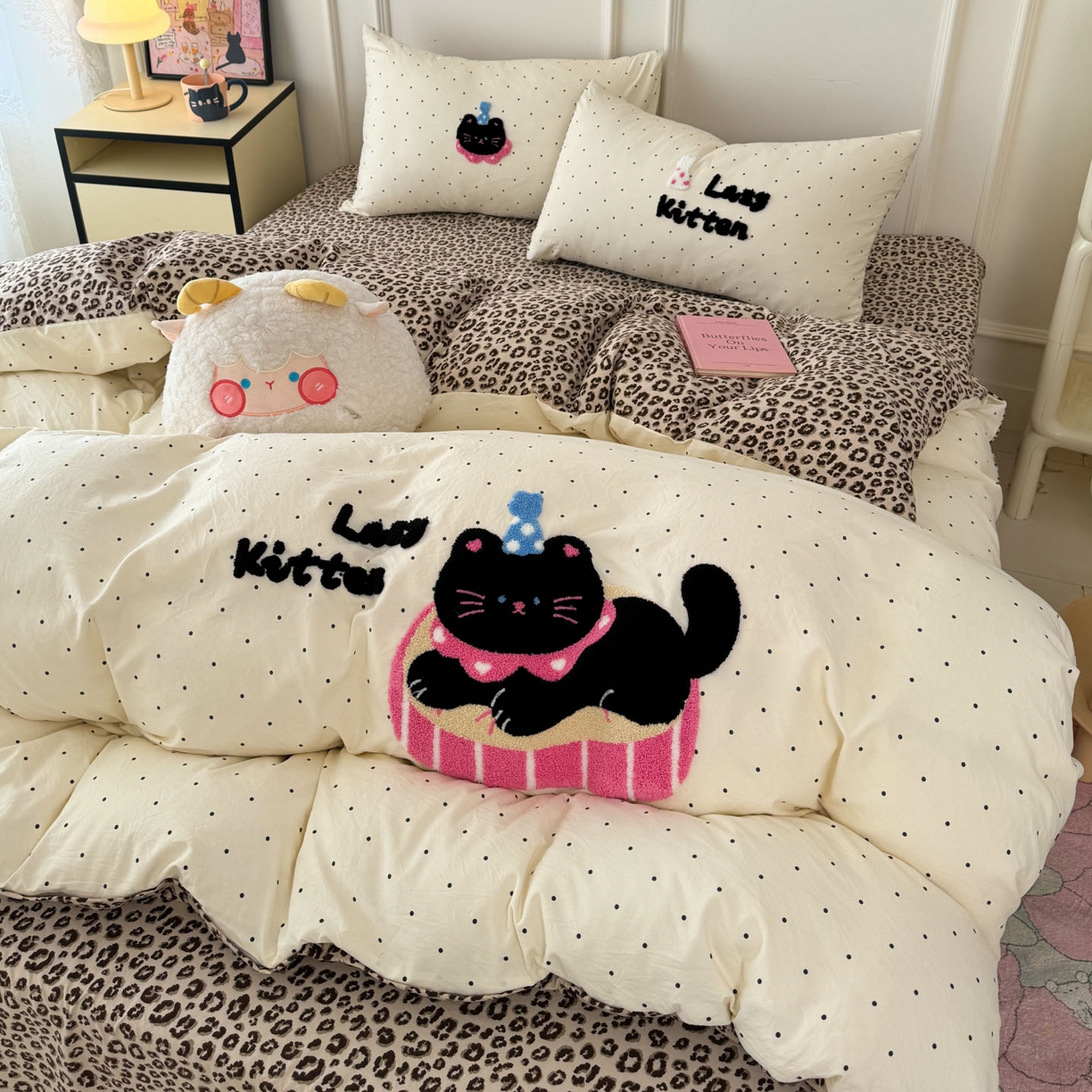 91家纺网 家纺一手货源 找家纺 三朵家纺 2026春夏新款云柔棉水洗棉毛巾绣四件套 可爱猫咪酱-豹纹