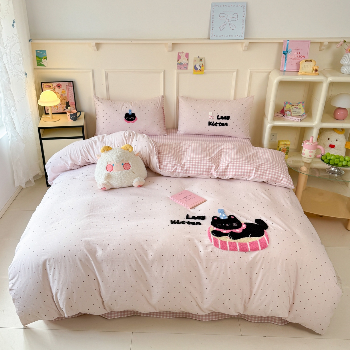 91家纺网 家纺一手货源 找家纺 三朵家纺 2026春夏新款云柔棉水洗棉毛巾绣四件套 可爱猫咪酱-粉格