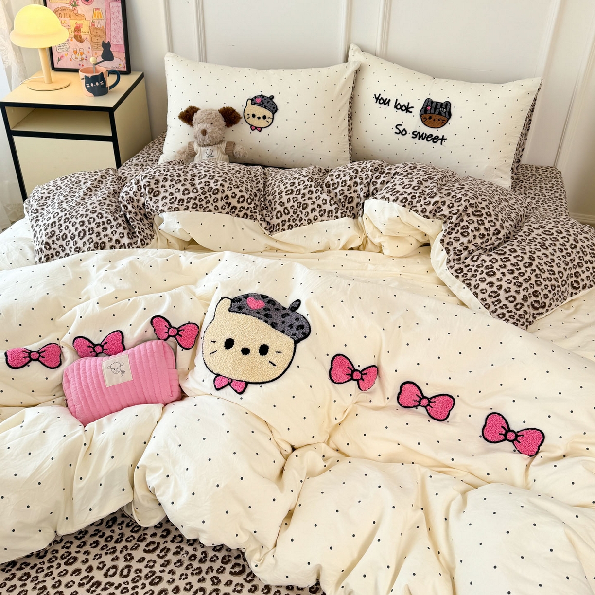 91家纺网 家纺一手货源 找家纺 三朵家纺 2026春夏新款云柔棉水洗棉毛巾绣四件套 蝴蝶结小猫-豹纹