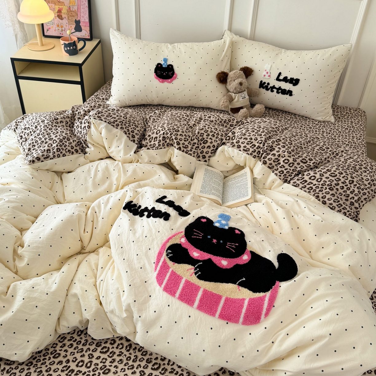 91家纺网 家纺一手货源 找家纺 三朵家纺 2026春夏新款云柔棉水洗棉毛巾绣四件套 可爱猫咪酱-豹纹