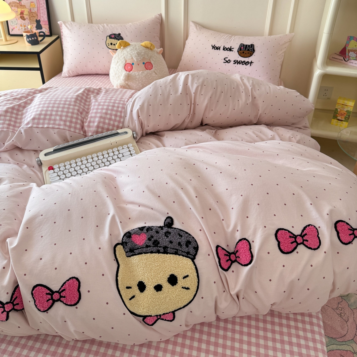 91家纺网 家纺一手货源 找家纺 三朵家纺 2026春夏新款云柔棉水洗棉毛巾绣四件套 蝴蝶结小猫-粉格