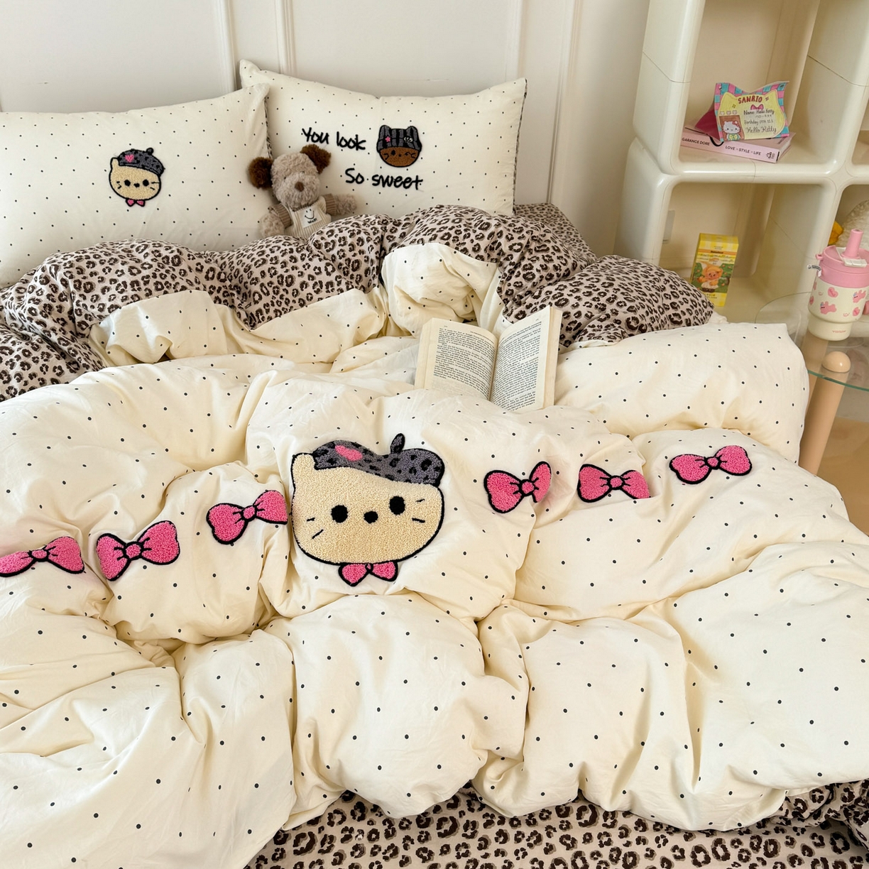 91家纺网 家纺一手货源 找家纺 三朵家纺 2026春夏新款云柔棉水洗棉毛巾绣四件套 蝴蝶结小猫-豹纹