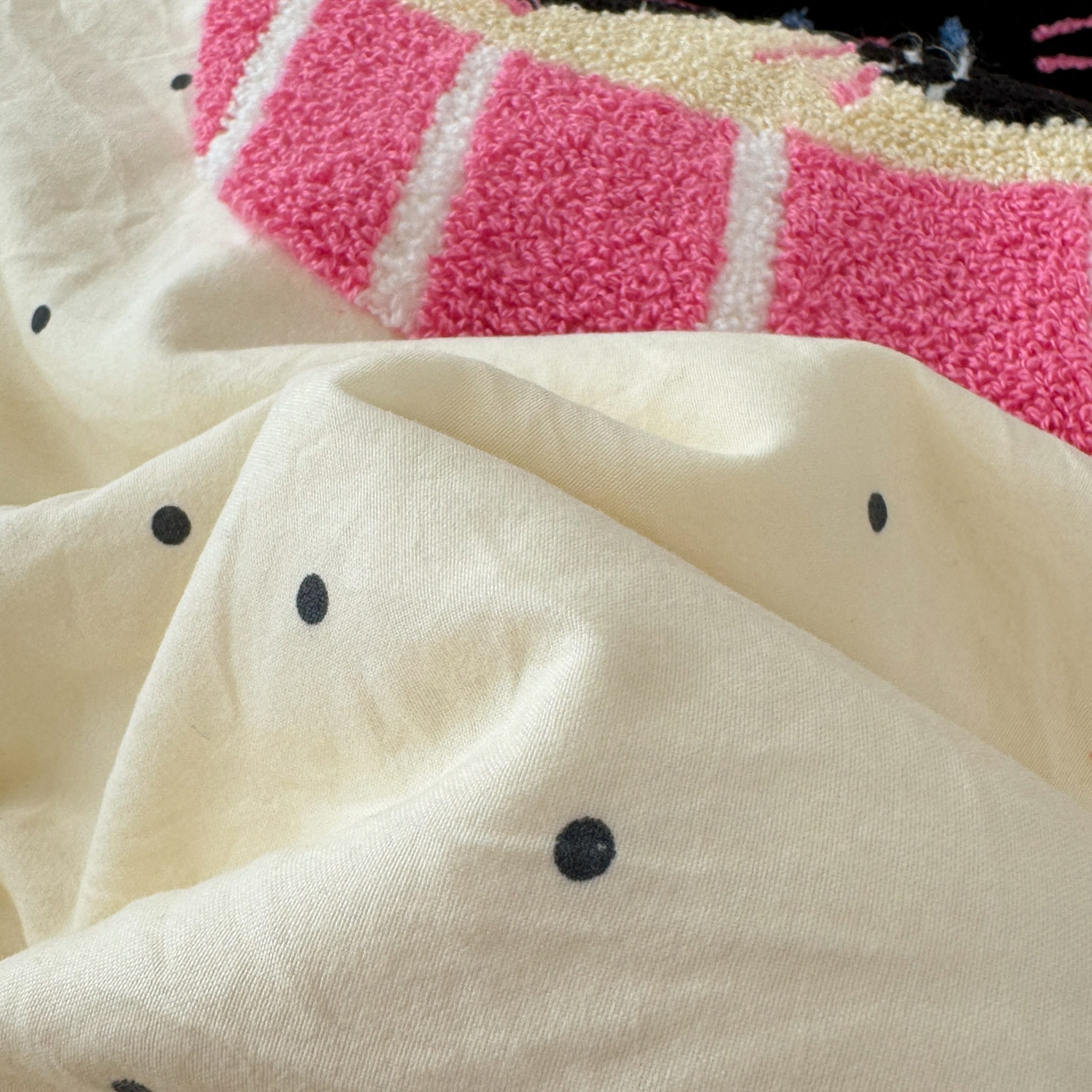 91家纺网 家纺一手货源 找家纺 三朵家纺 2026春夏新款云柔棉水洗棉毛巾绣四件套 可爱猫咪酱-豹纹