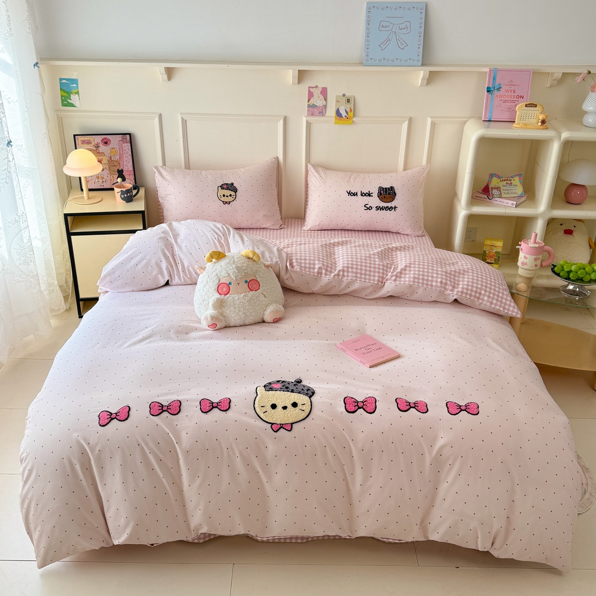 91家纺网 家纺一手货源 找家纺 三朵家纺 2026春夏新款云柔棉水洗棉毛巾绣四件套 蝴蝶结小猫-粉格