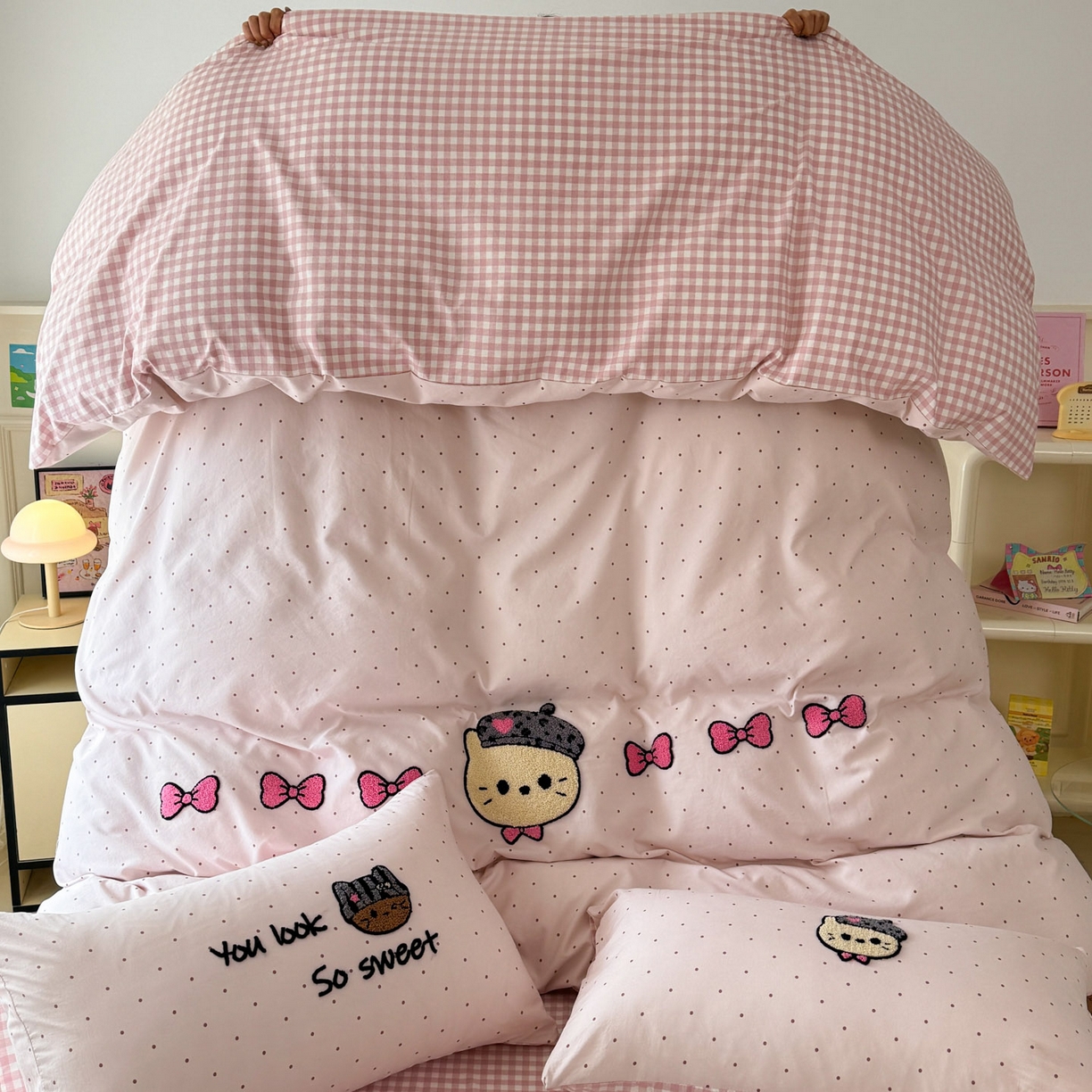 91家纺网 家纺一手货源 找家纺 三朵家纺 2026春夏新款云柔棉水洗棉毛巾绣四件套 蝴蝶结小猫-粉格