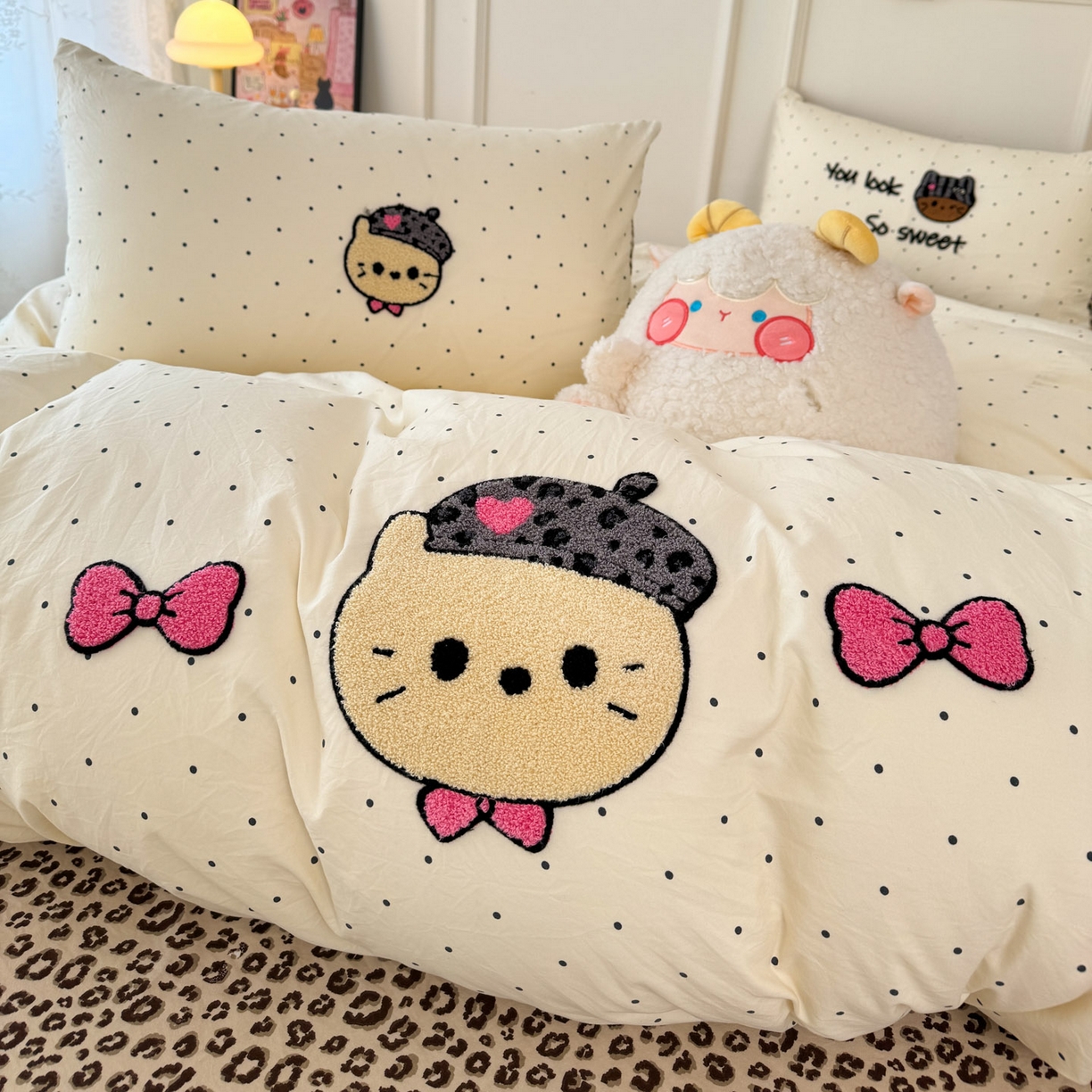 91家纺网 家纺一手货源 找家纺 三朵家纺 2026春夏新款云柔棉水洗棉毛巾绣四件套 蝴蝶结小猫-豹纹