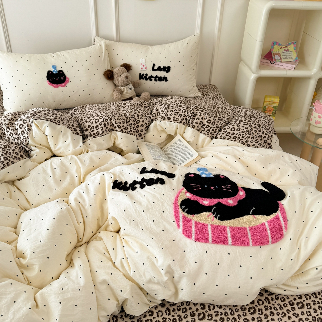 91家纺网 家纺一手货源 找家纺 三朵家纺 2026春夏新款云柔棉水洗棉毛巾绣四件套 可爱猫咪酱-豹纹