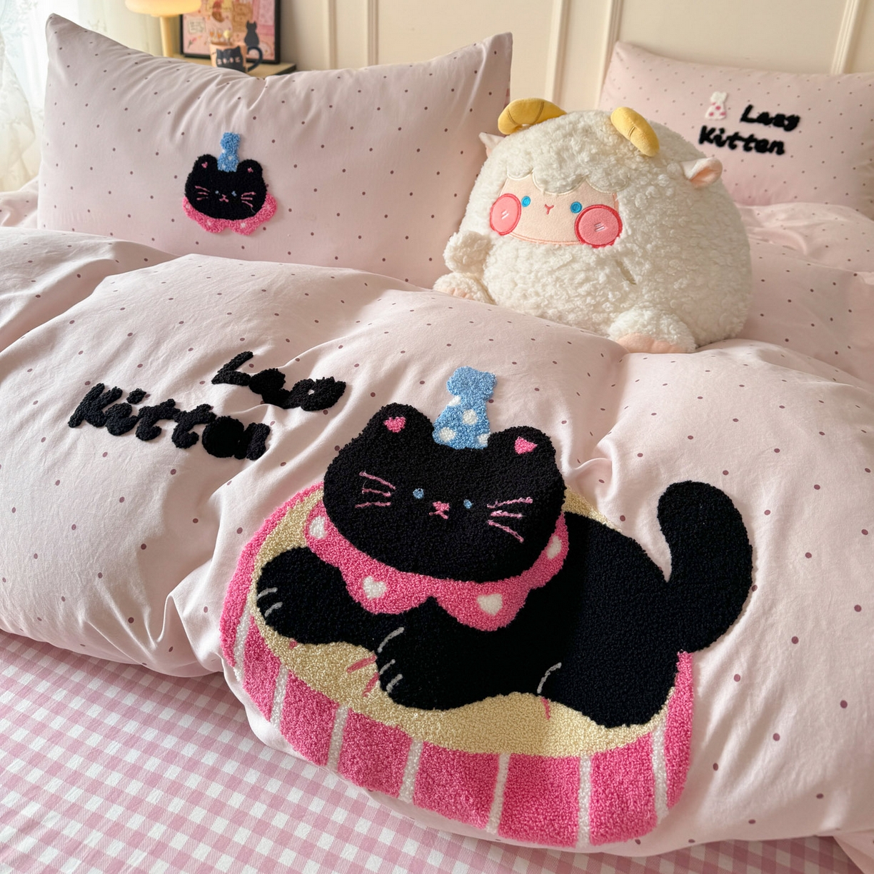 91家纺网 家纺一手货源 找家纺 三朵家纺 2026春夏新款云柔棉水洗棉毛巾绣四件套 可爱猫咪酱-粉格