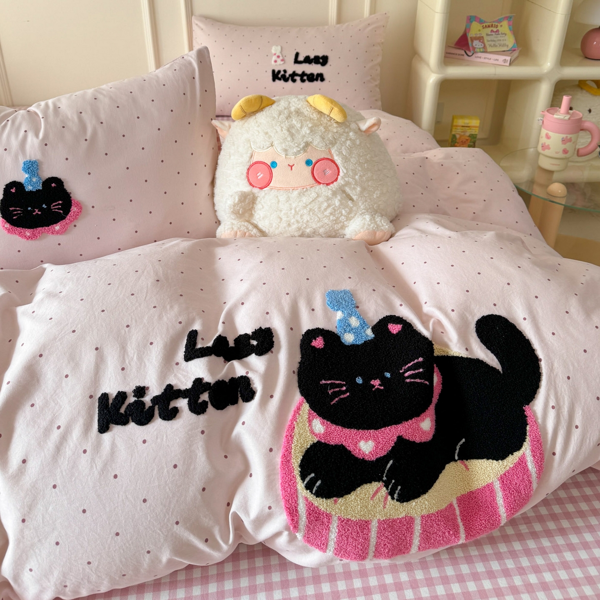 91家纺网 家纺一手货源 找家纺 三朵家纺 2026春夏新款云柔棉水洗棉毛巾绣四件套 可爱猫咪酱-粉格