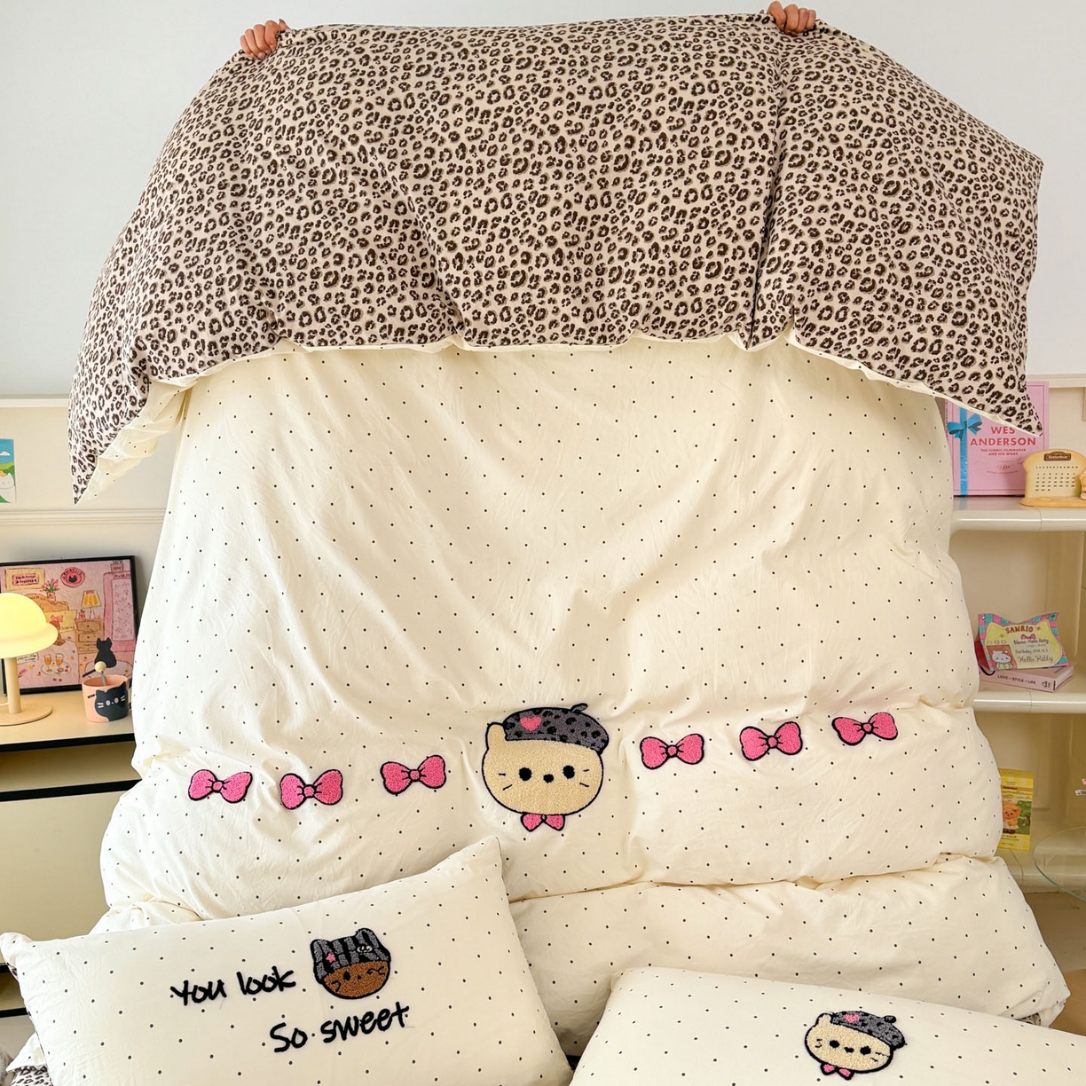 91家纺网 家纺一手货源 找家纺 三朵家纺 2026春夏新款云柔棉水洗棉毛巾绣四件套 蝴蝶结小猫-豹纹