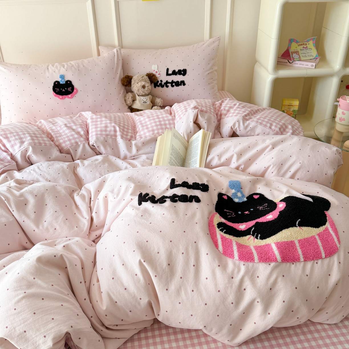 91家纺网 家纺一手货源 找家纺 三朵家纺 2026春夏新款云柔棉水洗棉毛巾绣四件套 可爱猫咪酱-粉格