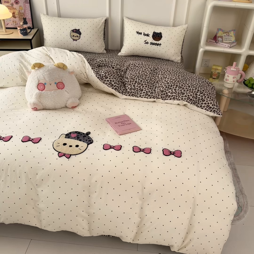 91家纺网 家纺一手货源 找家纺 三朵家纺 2026春夏新款云柔棉水洗棉毛巾绣四件套 蝴蝶结小猫-豹纹