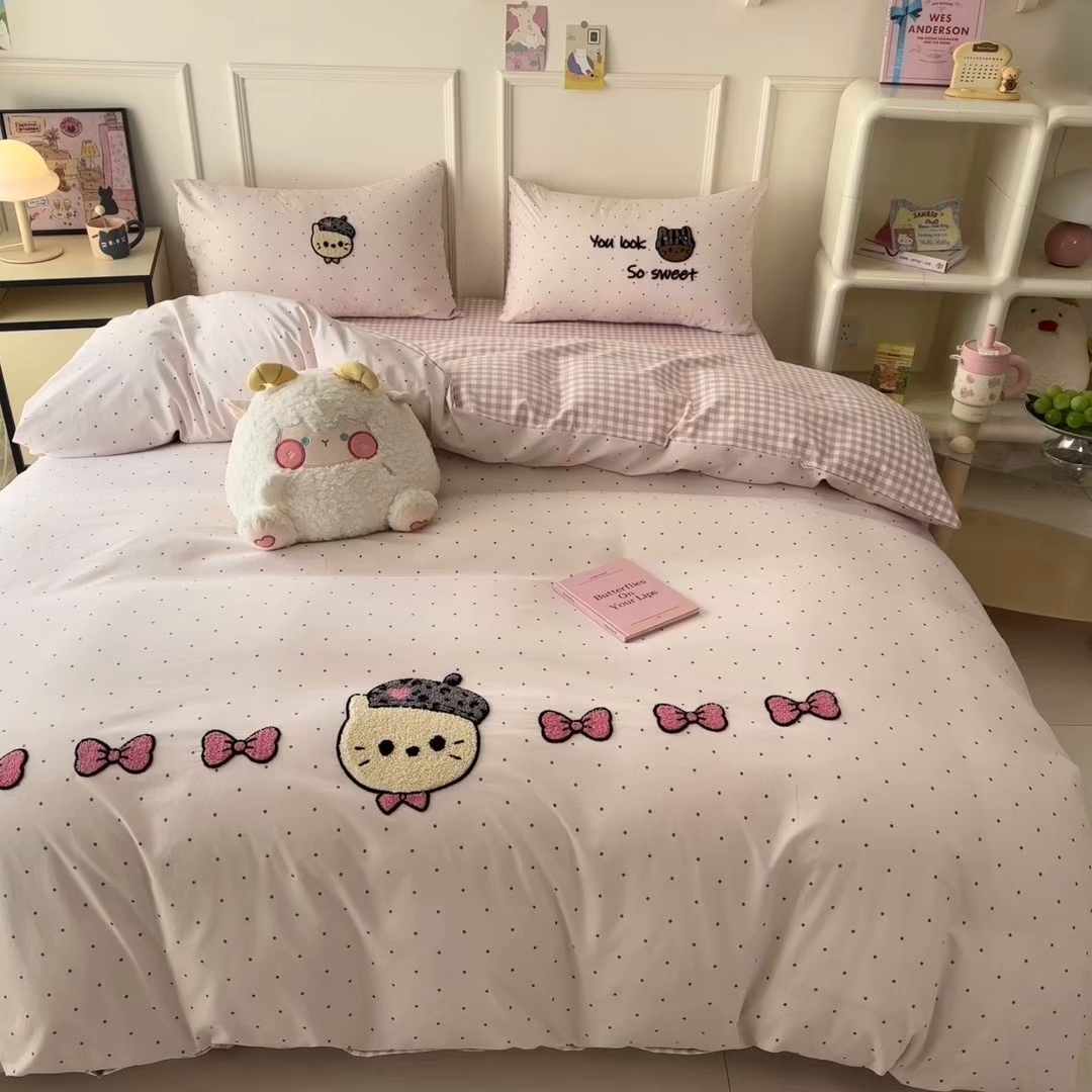 91家纺网 家纺一手货源 找家纺 三朵家纺 2026春夏新款云柔棉水洗棉毛巾绣四件套 蝴蝶结小猫-粉格