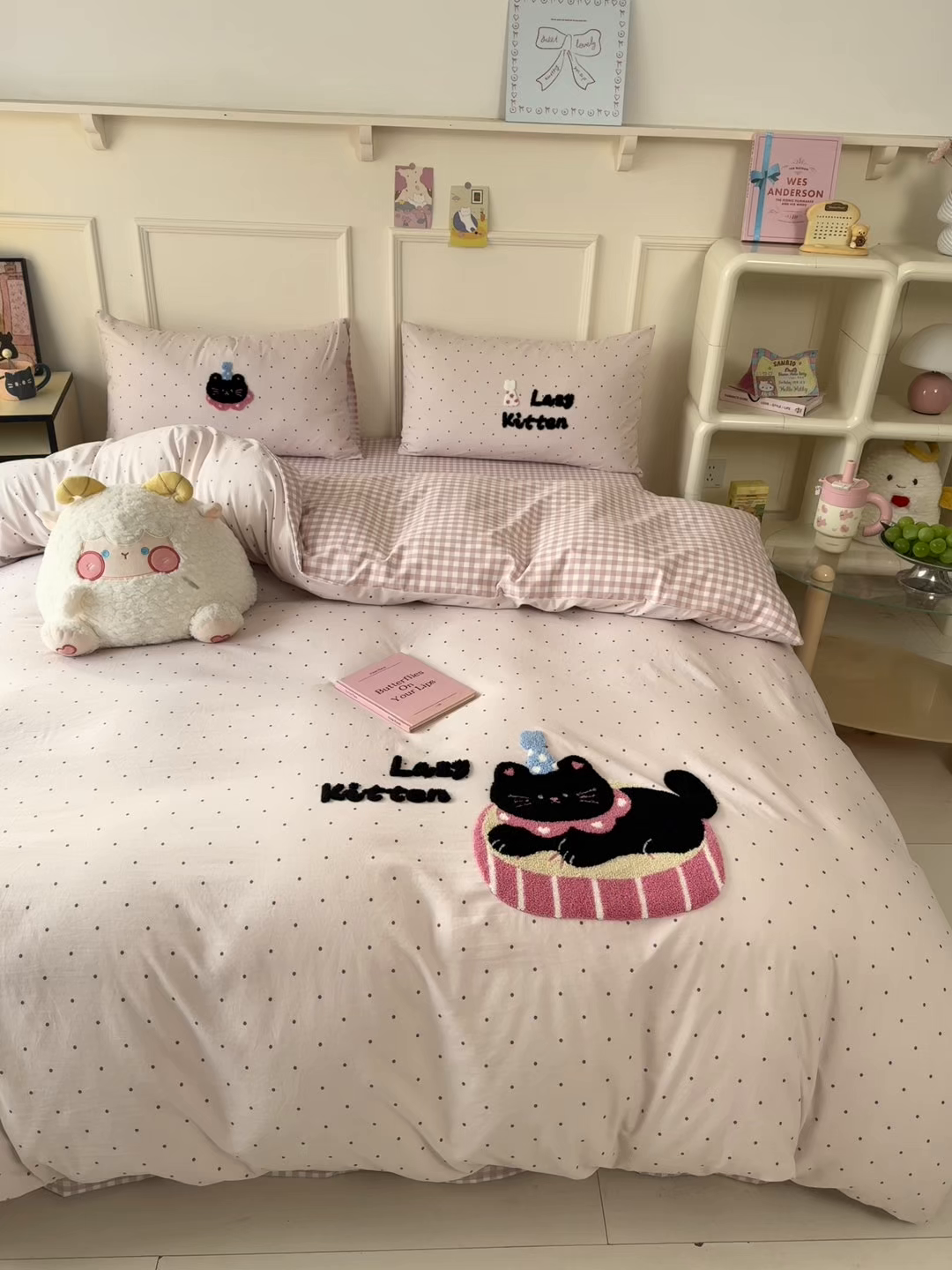 91家纺网 家纺一手货源 找家纺 三朵家纺 2026春夏新款云柔棉水洗棉毛巾绣四件套 可爱猫咪酱-粉格