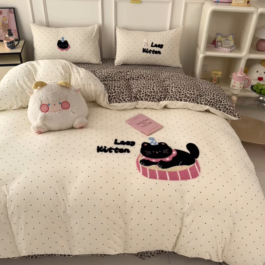 91家纺网 家纺一手货源 找家纺 三朵家纺 2026春夏新款云柔棉水洗棉毛巾绣四件套 可爱猫咪酱-豹纹