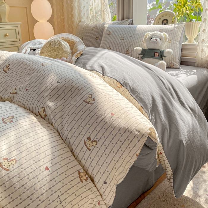 91家纺网 家纺一手货源 找家纺 豫见家纺 2026新款古法水洗仿棉云感纱四件套 木马乐园