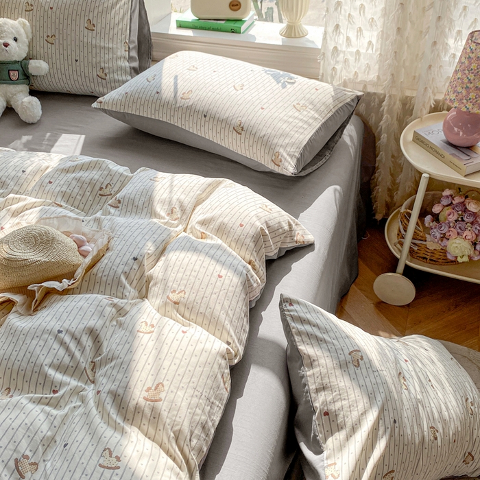 91家纺网 家纺一手货源 找家纺 豫见家纺 2026新款古法水洗仿棉云感纱四件套 木马乐园