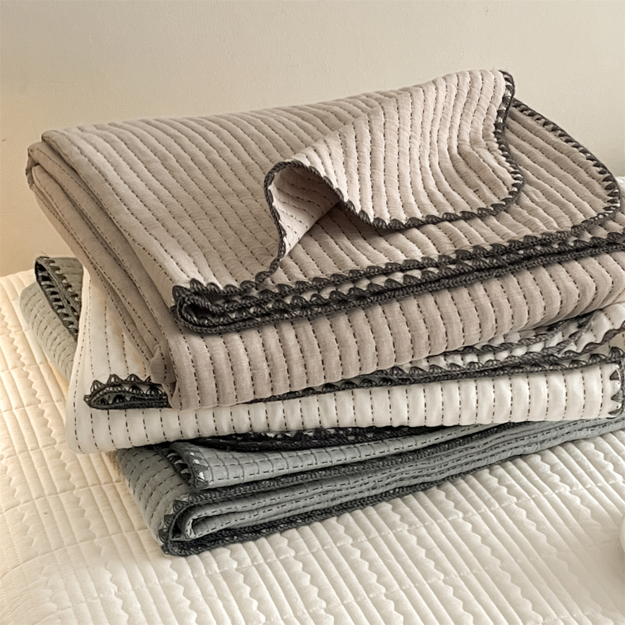 91家纺网 家纺一手货源 找家纺 （总）三朵家纺 2026春夏新款全棉纯棉双层纱夹棉三明治夏被毯子午休毯多功能夏被夏凉被空调被