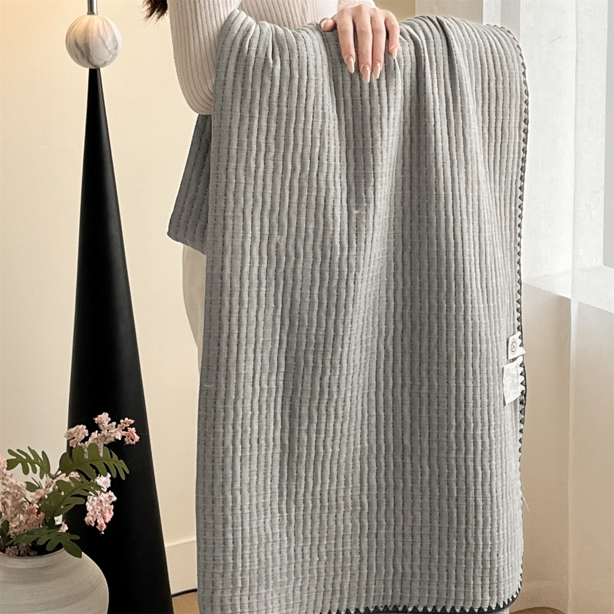 91家纺网 家纺一手货源 找家纺 三朵家纺 2026春夏新款全棉纯棉双层纱夹棉三明治夏被毯子午休毯多功能夏被夏凉被空调被 简约灰