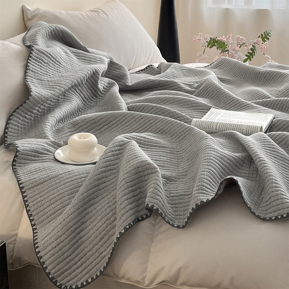 91家纺网 家纺一手货源 找家纺 三朵家纺 2026春夏新款全棉纯棉双层纱夹棉三明治夏被毯子午休毯多功能夏被夏凉被空调被 简约灰