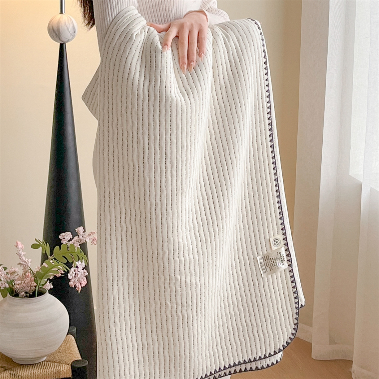 91家纺网 家纺一手货源 找家纺 三朵家纺 2026春夏新款全棉纯棉双层纱夹棉三明治夏被毯子午休毯多功能夏被夏凉被空调被 白月光