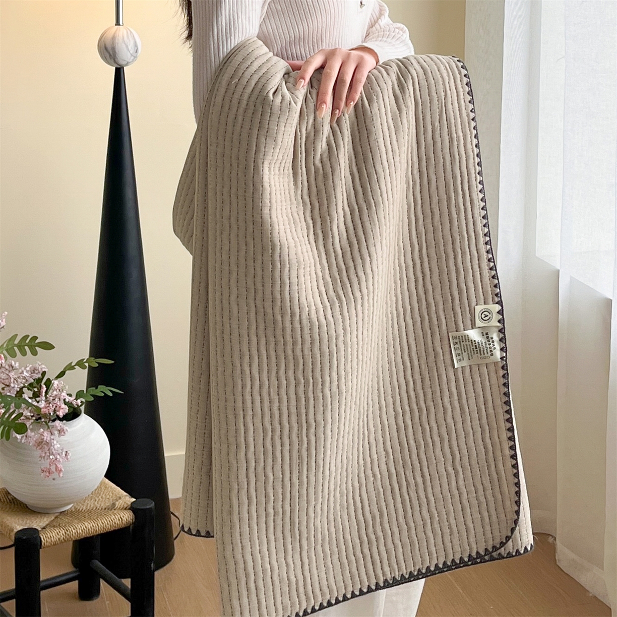 91家纺网 家纺一手货源 找家纺 三朵家纺 2026春夏新款全棉纯棉双层纱夹棉三明治夏被毯子午休毯多功能夏被夏凉被空调被 奶茶