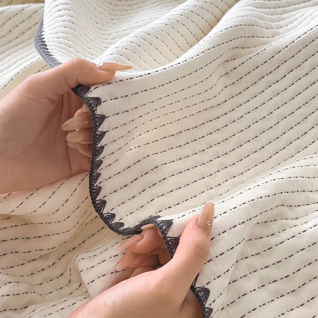 91家纺网 家纺一手货源 找家纺 三朵家纺 2026春夏新款全棉纯棉双层纱夹棉三明治夏被毯子午休毯多功能夏被夏凉被空调被 白月光