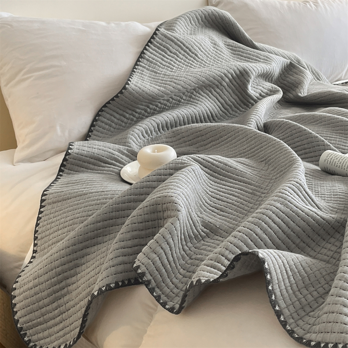 91家纺网 家纺一手货源 找家纺 三朵家纺 2026春夏新款全棉纯棉双层纱夹棉三明治夏被毯子午休毯多功能夏被夏凉被空调被 简约灰