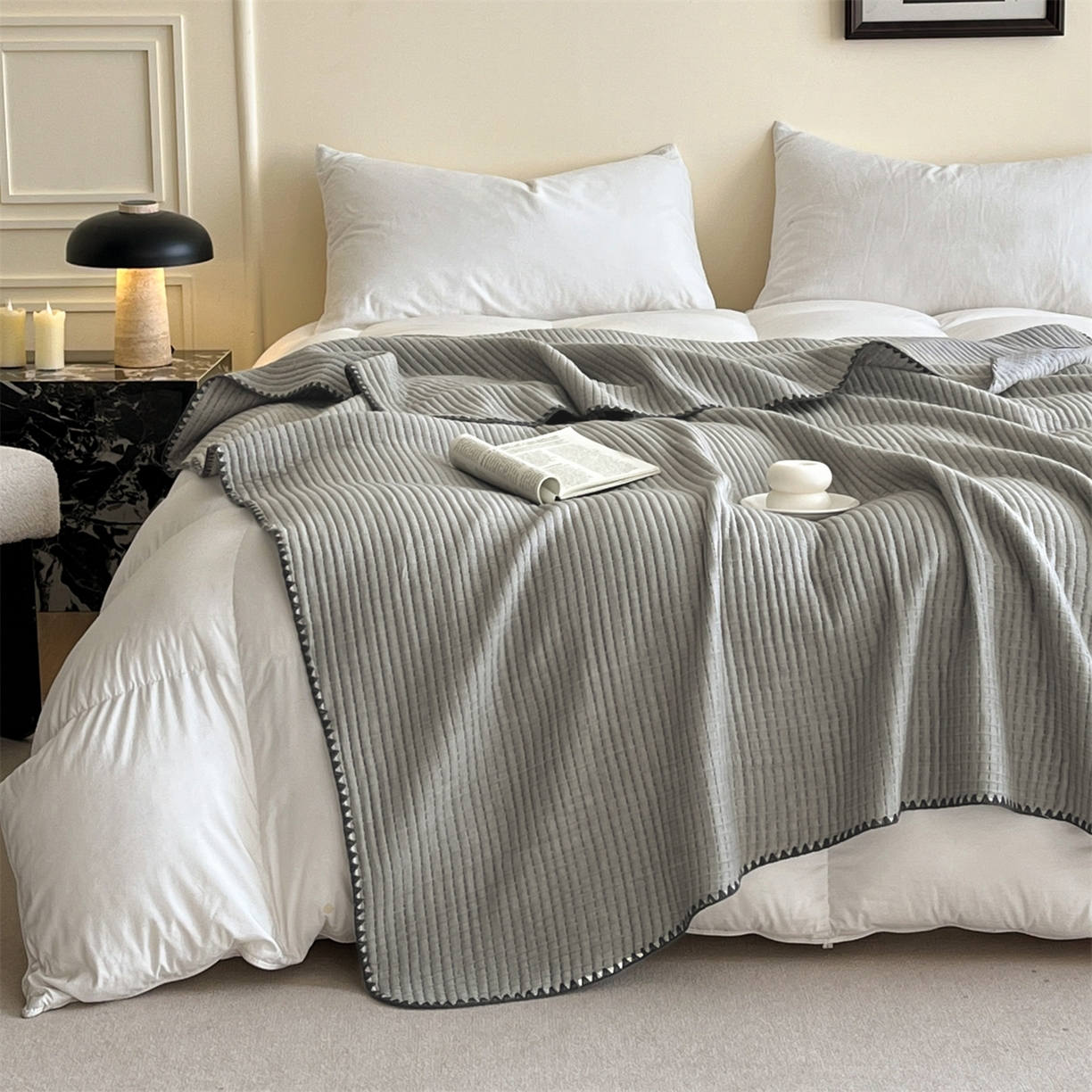 91家纺网 家纺一手货源 找家纺 三朵家纺 2026春夏新款全棉纯棉双层纱夹棉三明治夏被毯子午休毯多功能夏被夏凉被空调被 简约灰