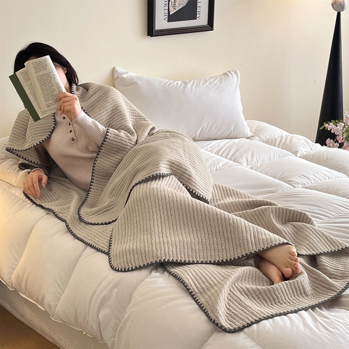 91家纺网 家纺一手货源 找家纺 三朵家纺 2026春夏新款全棉纯棉双层纱夹棉三明治夏被毯子午休毯多功能夏被夏凉被空调被 奶茶