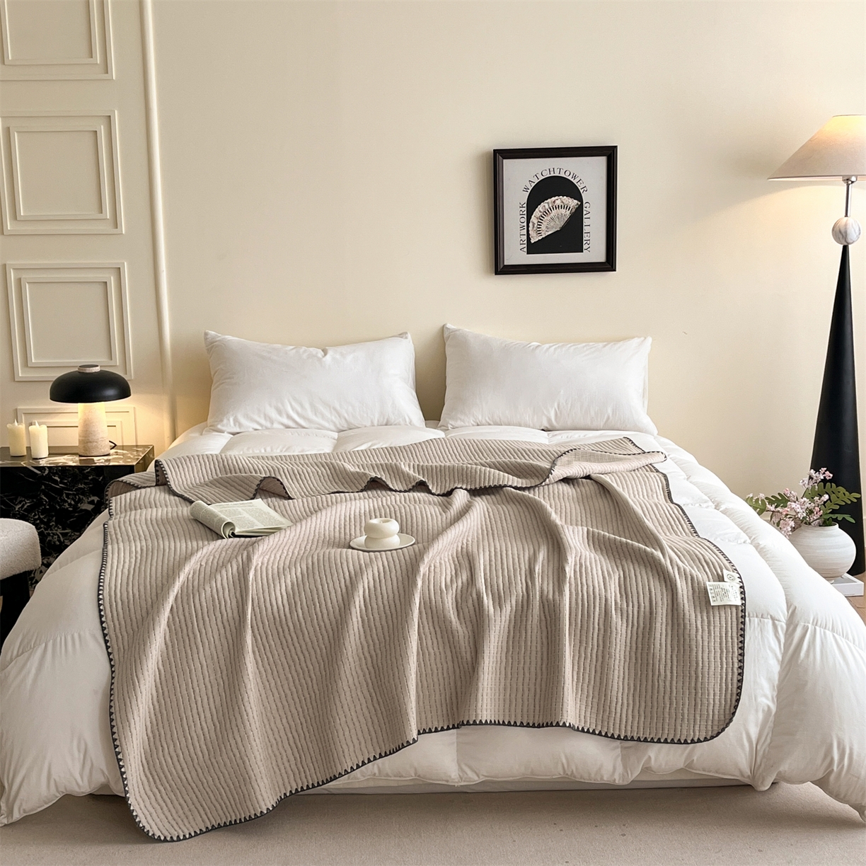 91家纺网 家纺一手货源 找家纺 三朵家纺 2026春夏新款全棉纯棉双层纱夹棉三明治夏被毯子午休毯多功能夏被夏凉被空调被 奶茶