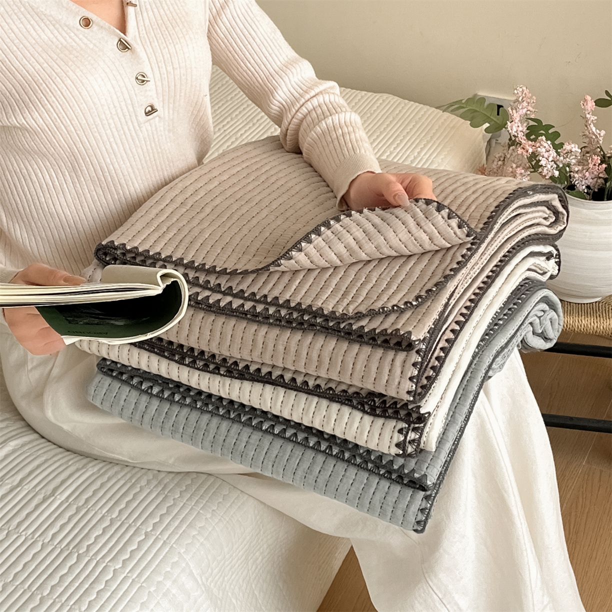 91家纺网 家纺一手货源 找家纺 三朵家纺 2026春夏新款全棉纯棉双层纱夹棉三明治夏被毯子午休毯多功能夏被夏凉被空调被 组合图仅供展示不可下单