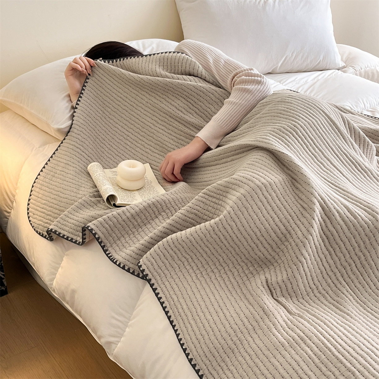 91家纺网 家纺一手货源 找家纺 三朵家纺 2026春夏新款全棉纯棉双层纱夹棉三明治夏被毯子午休毯多功能夏被夏凉被空调被 奶茶