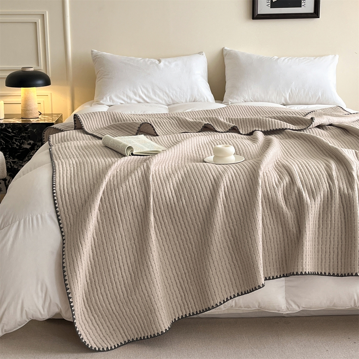 91家纺网 家纺一手货源 找家纺 三朵家纺 2026春夏新款全棉纯棉双层纱夹棉三明治夏被毯子午休毯多功能夏被夏凉被空调被 奶茶