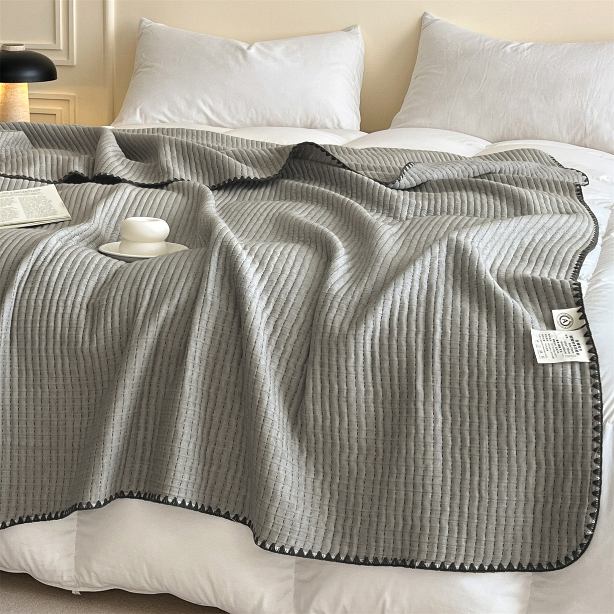 91家纺网 家纺一手货源 找家纺 三朵家纺 2026春夏新款全棉纯棉双层纱夹棉三明治夏被毯子午休毯多功能夏被夏凉被空调被 简约灰