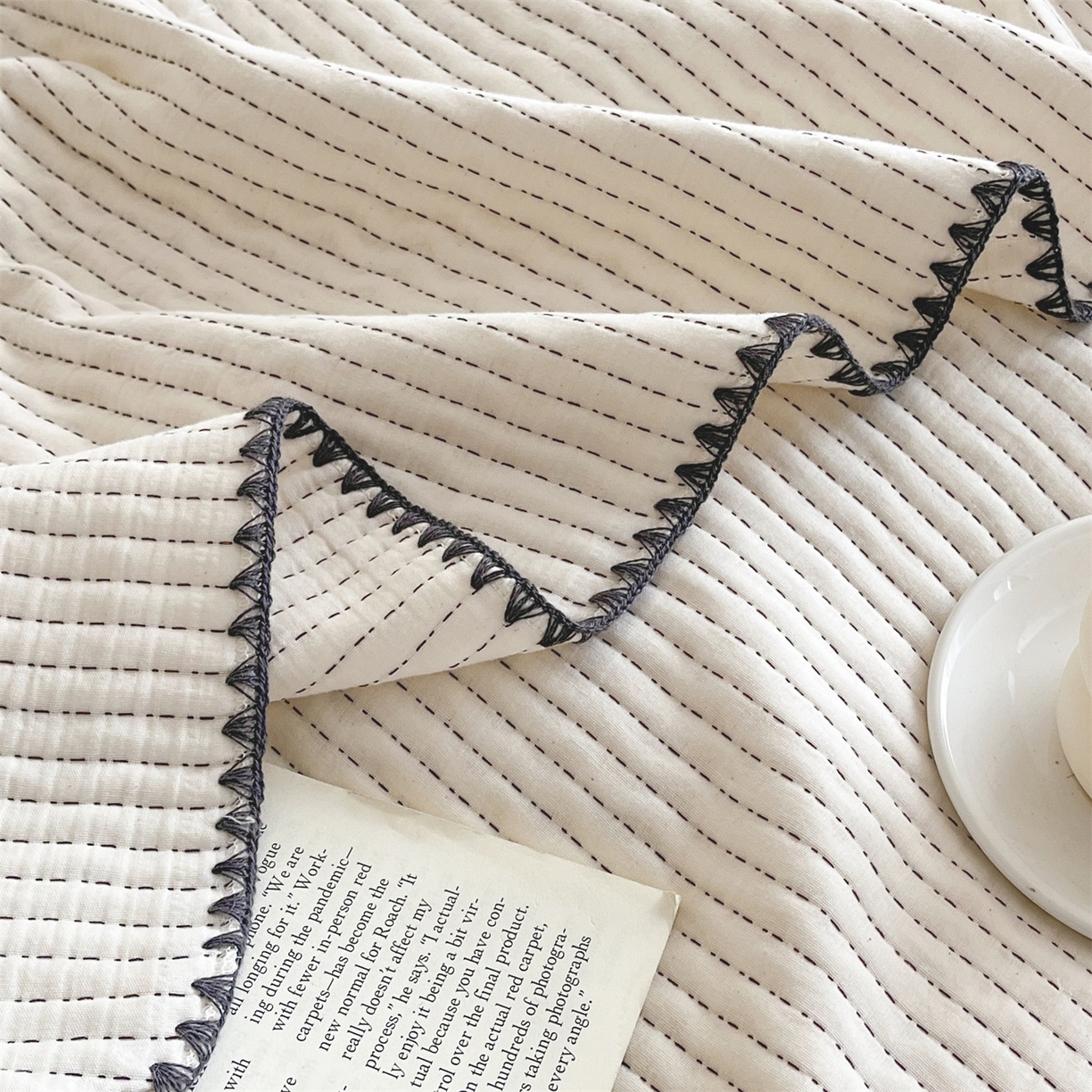 91家纺网 家纺一手货源 找家纺 三朵家纺 2026春夏新款全棉纯棉双层纱夹棉三明治夏被毯子午休毯多功能夏被夏凉被空调被 白月光