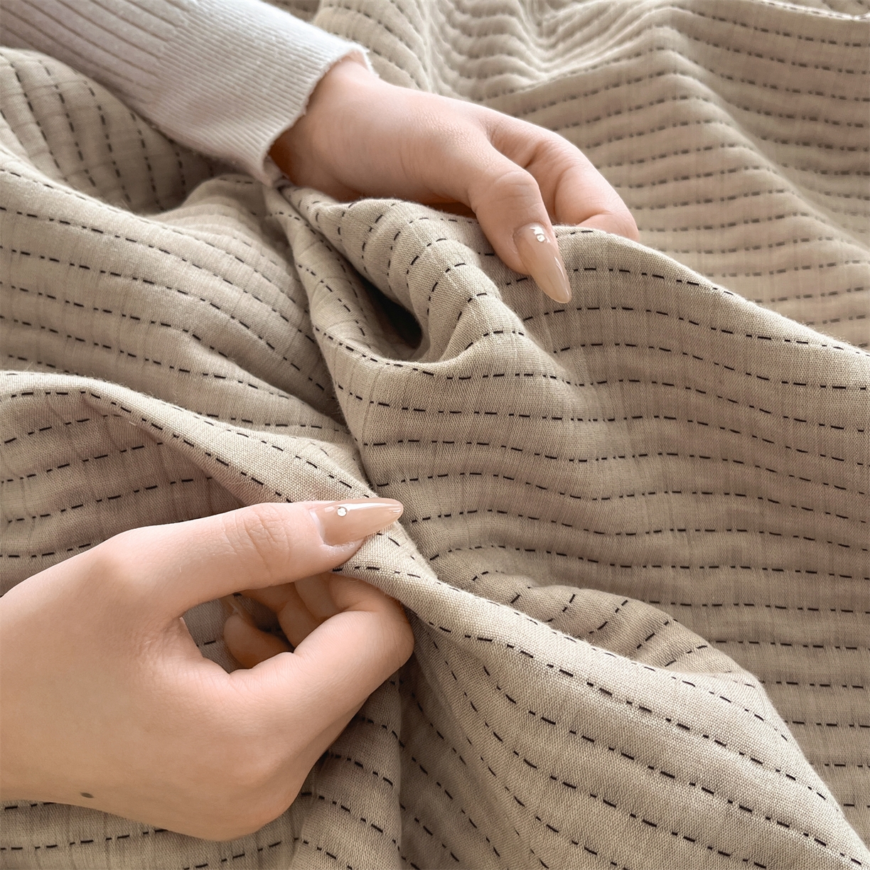 91家纺网 家纺一手货源 找家纺 三朵家纺 2026春夏新款全棉纯棉双层纱夹棉三明治夏被毯子午休毯多功能夏被夏凉被空调被 奶茶