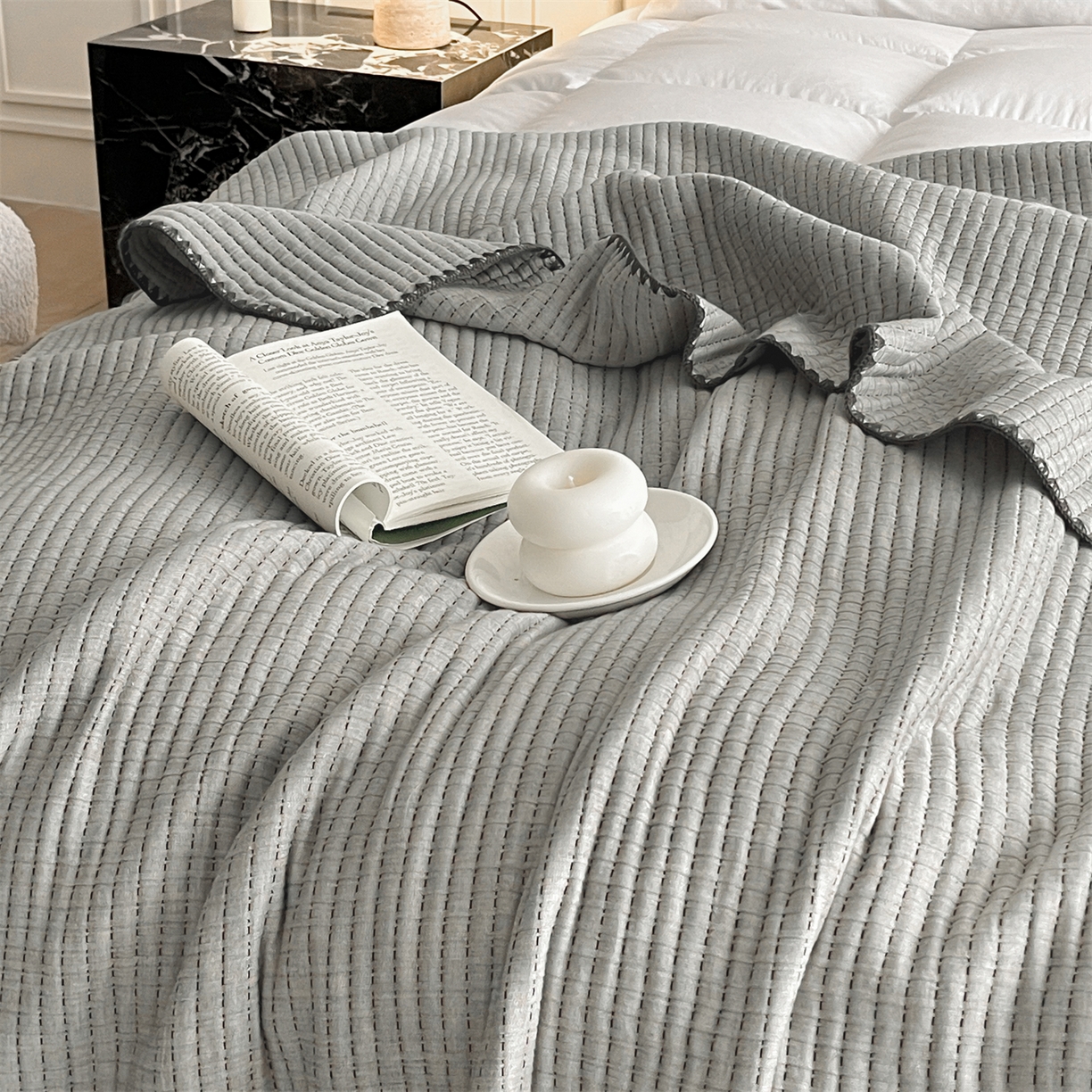 91家纺网 家纺一手货源 找家纺 三朵家纺 2026春夏新款全棉纯棉双层纱夹棉三明治夏被毯子午休毯多功能夏被夏凉被空调被 简约灰