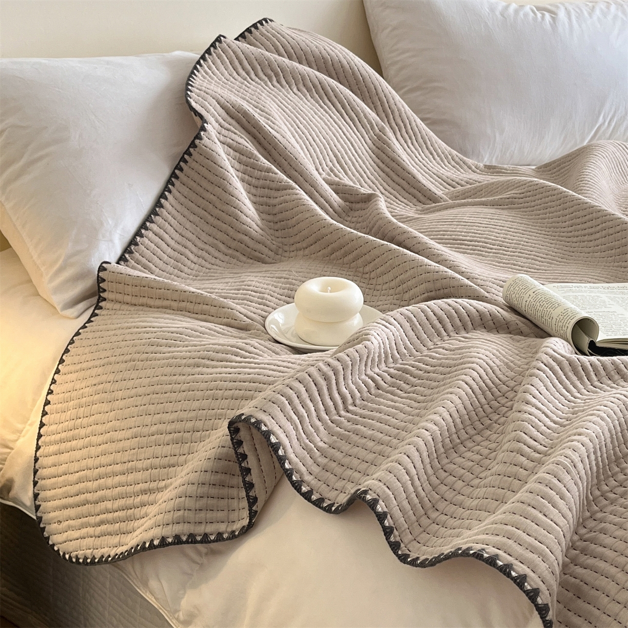 91家纺网 家纺一手货源 找家纺 三朵家纺 2026春夏新款全棉纯棉双层纱夹棉三明治夏被毯子午休毯多功能夏被夏凉被空调被 奶茶