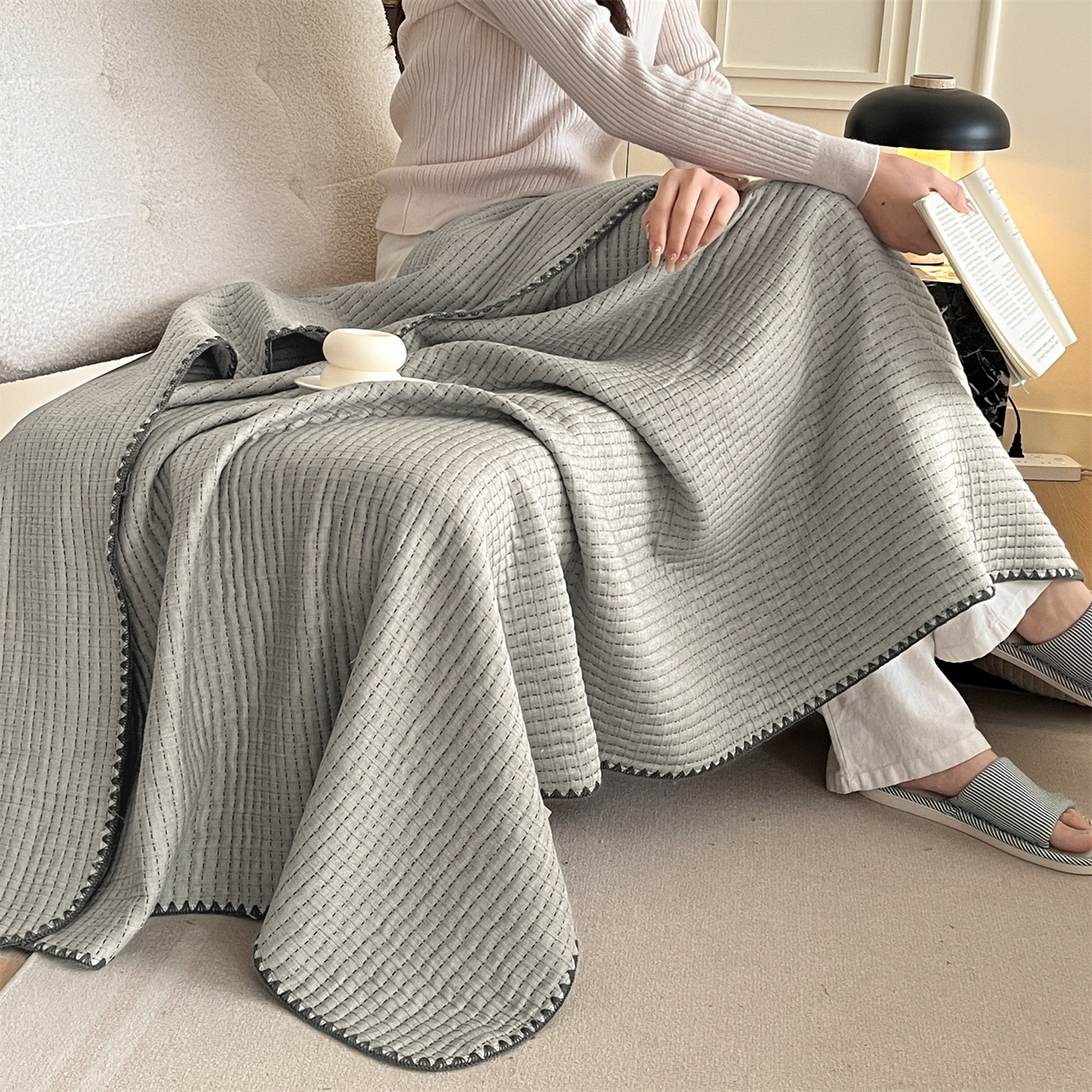 91家纺网 家纺一手货源 找家纺 三朵家纺 2026春夏新款全棉纯棉双层纱夹棉三明治夏被毯子午休毯多功能夏被夏凉被空调被 简约灰