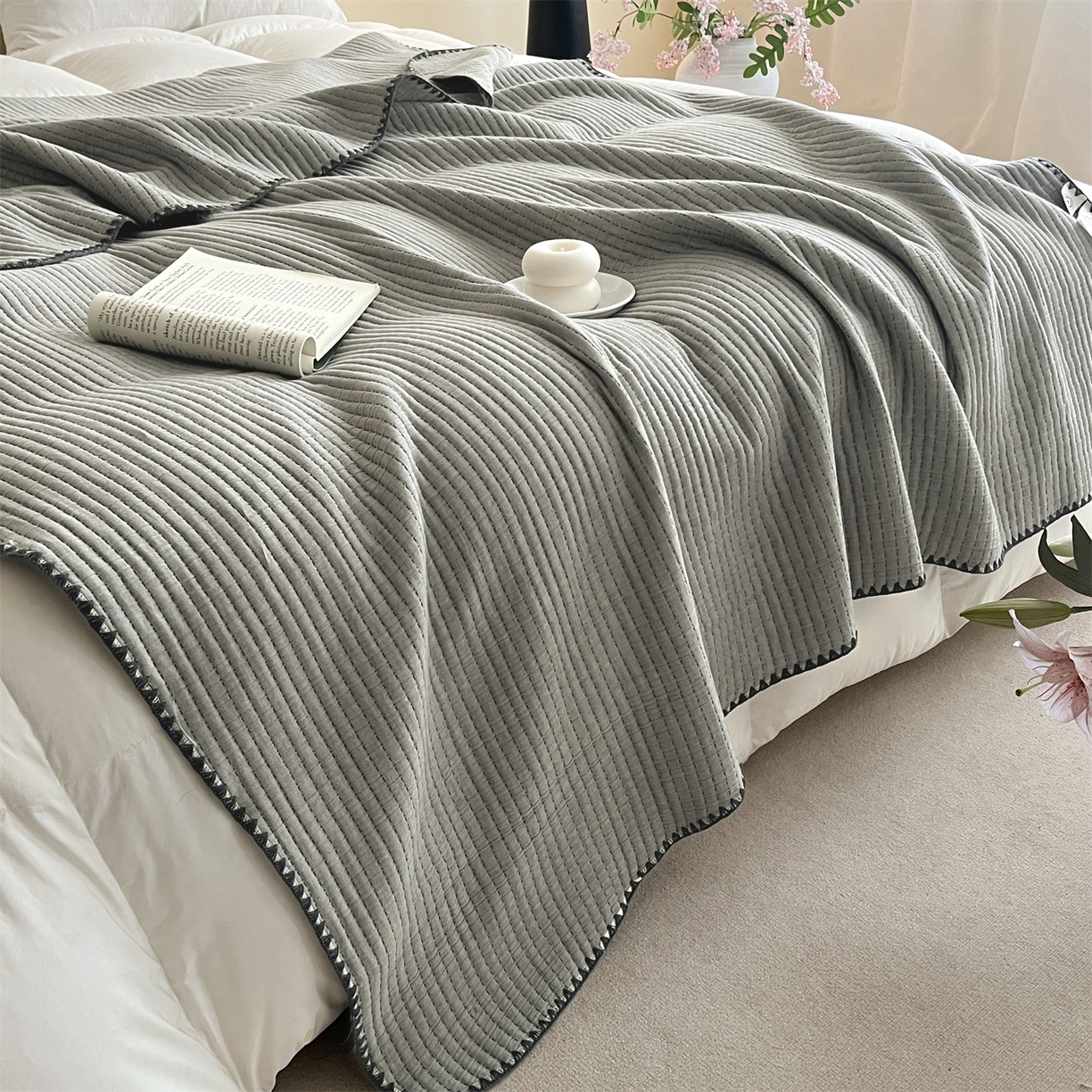 91家纺网 家纺一手货源 找家纺 三朵家纺 2026春夏新款全棉纯棉双层纱夹棉三明治夏被毯子午休毯多功能夏被夏凉被空调被 简约灰