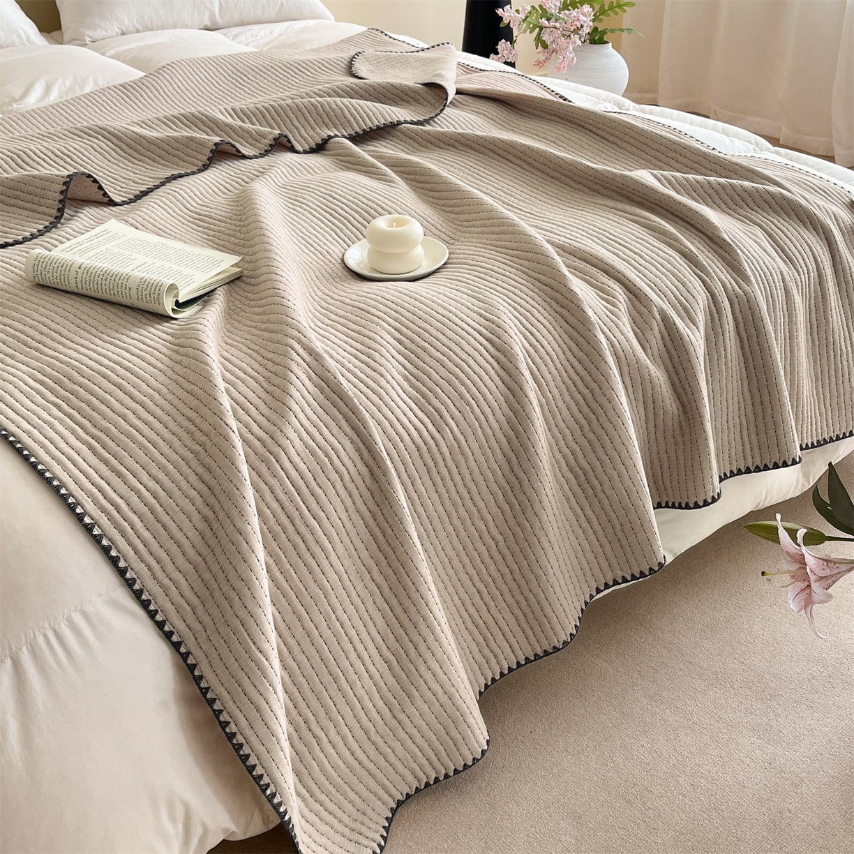 91家纺网 家纺一手货源 找家纺 三朵家纺 2026春夏新款全棉纯棉双层纱夹棉三明治夏被毯子午休毯多功能夏被夏凉被空调被 奶茶