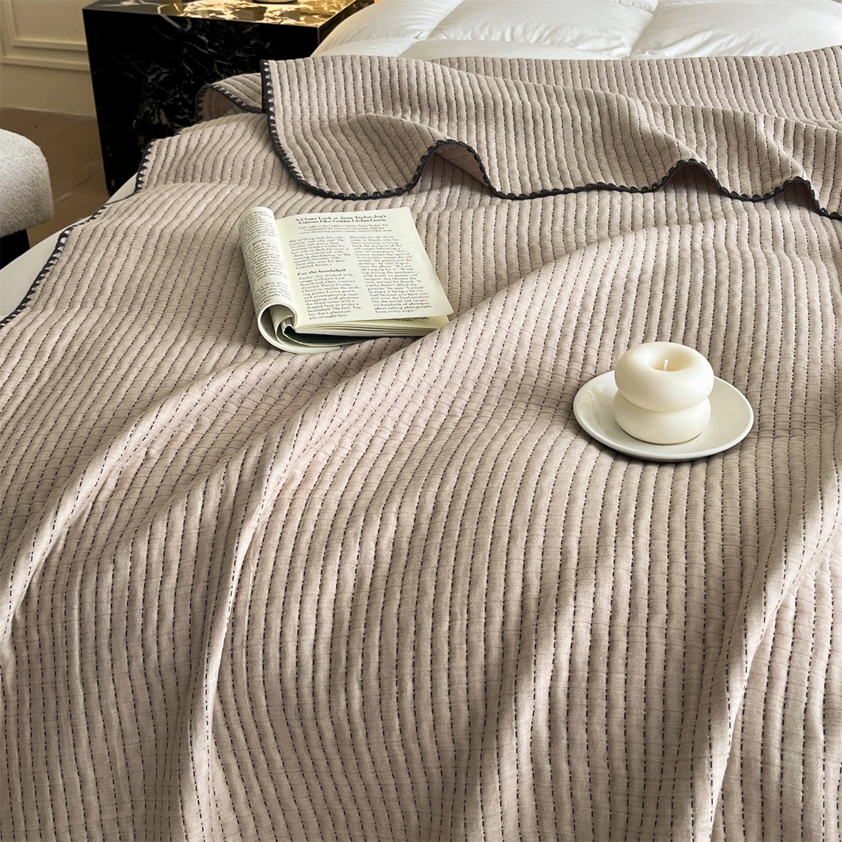 91家纺网 家纺一手货源 找家纺 三朵家纺 2026春夏新款全棉纯棉双层纱夹棉三明治夏被毯子午休毯多功能夏被夏凉被空调被 奶茶