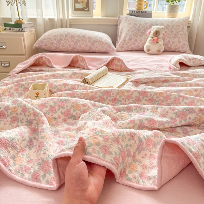 91家纺网 家纺一手货源 找家纺 爱屋及屋 2026新款双层纱小包边棉花夏被【含买家秀】 春风里