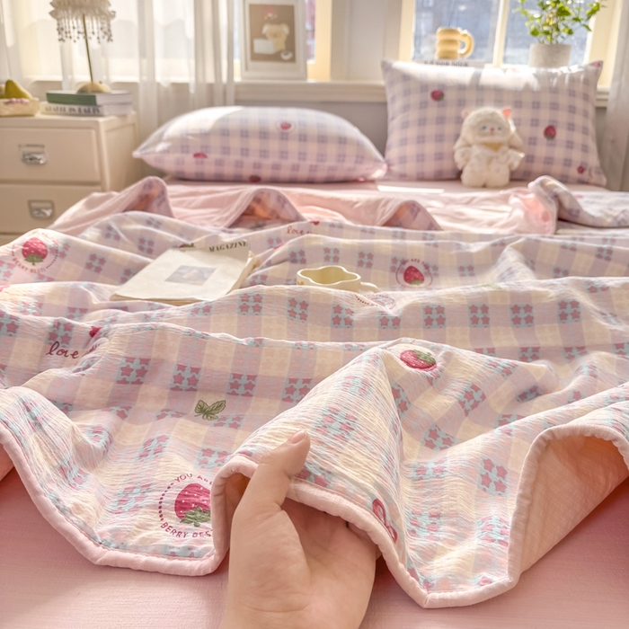 91家纺网 家纺一手货源 找家纺 爱屋及屋 2026新款双层纱小包边棉花夏被【含买家秀】 草莓格