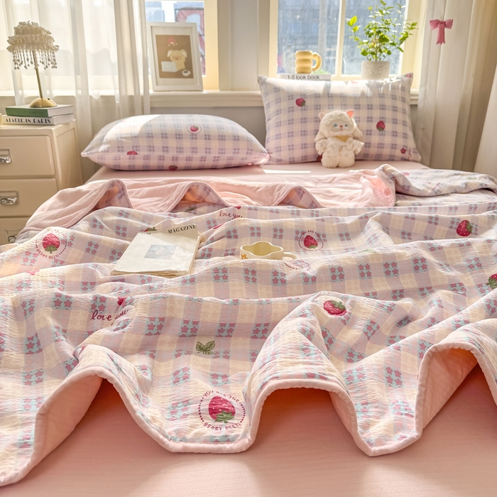 91家纺网 家纺一手货源 找家纺 爱屋及屋 2026新款双层纱小包边棉花夏被【含买家秀】 草莓格