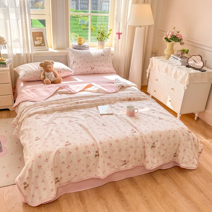 91家纺网 家纺一手货源 找家纺 爱屋及屋 2026新款双层纱小包边棉花夏被【含买家秀】 玫瑰熊