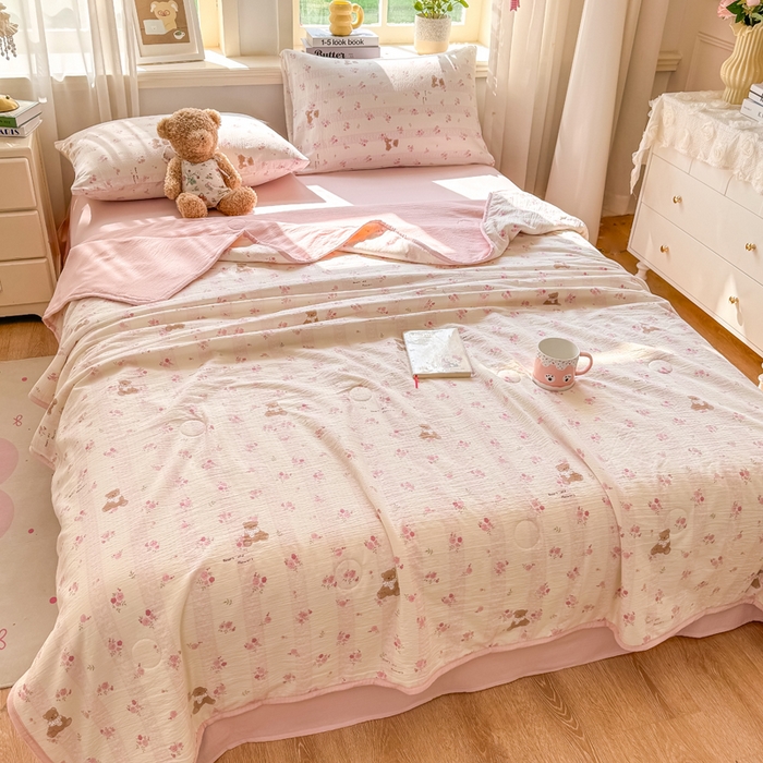 91家纺网 家纺一手货源 找家纺 爱屋及屋 2026新款双层纱小包边棉花夏被【含买家秀】 玫瑰熊