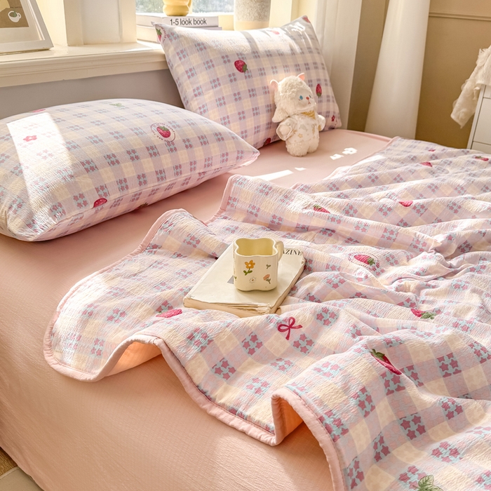 91家纺网 家纺一手货源 找家纺 爱屋及屋 2026新款双层纱小包边棉花夏被【含买家秀】 草莓格